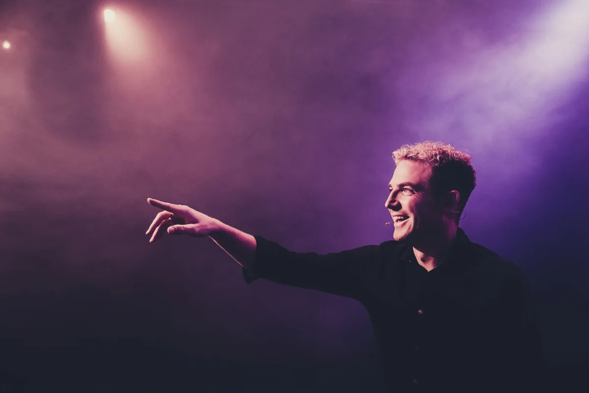 Tritt am 30. Oktober und 14. November in der Region auf: der Comedian Michael Elsener. Porträt von Comedian Michael Elsener.